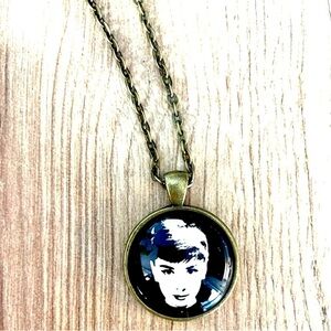 NWT Audrey Hepburn Necklace